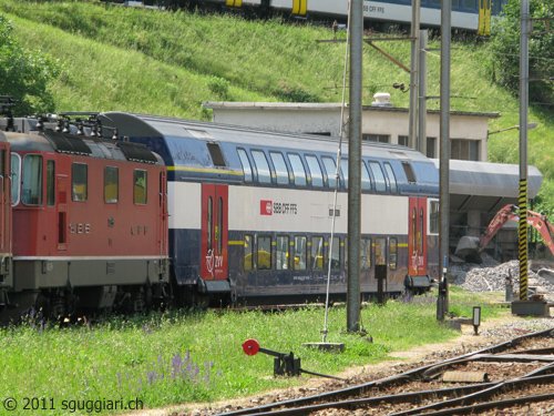 Carrozza AB di una composizione DPZ della S-Bahn di Zurigo a Bellinzona